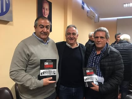 Miguel Calvete, con los sindicalistas Héctor Daer y Carlos Acuña