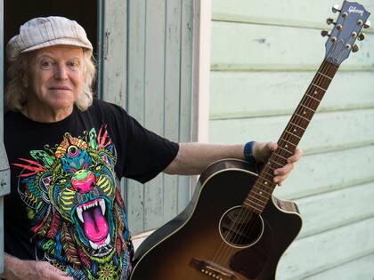 Miguel Cantilo con su guitarra, en una imagen de 2023