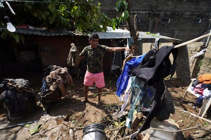 Miguel Cantu muestra el estado de su casa tras el paso del devastador huracán Otis, que arrasó Acapulco, México, el 26 de octubre de 2023 (AP Foto/Marco Ugarte)