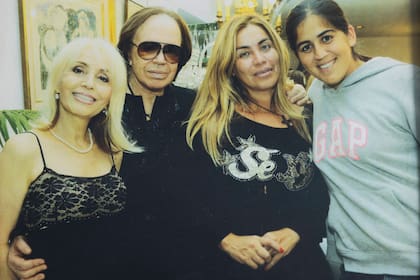 Miguel con su mujer Mercedes, su hija Paola y su nieta Antonella