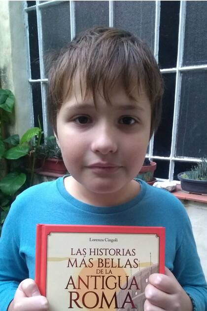 Miguel, de 9 años, lee leyendas para un trabajo de la escuela que hace en su casa