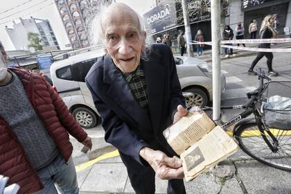 Miguel de 91 años vota en la Escuela Nº 142