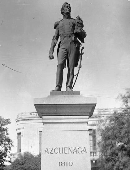 Miguel de Azcuénaga fue representado por Charles Henri Joseph Cordier. Su monumento se encuentra en Primera Junta.