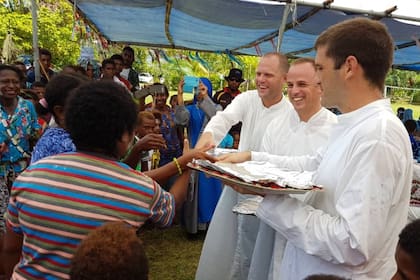 Los padres Tomás Ravaioli, Miguel de la Calle y Martín Prado integrantes de la misión en Nueva Guinea