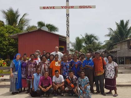 El padre Miguel junto a los aldeanos en un pueblo en el que "hay mucho por hacer"