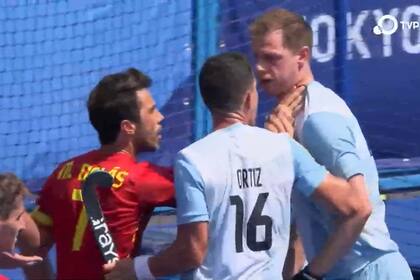 Miguel Delás de Andrés toma del cuello a Lucas Rossi tras el intenso duelo entre la Argentina y España