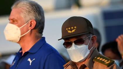 Miguel Díaz-Canel, junto a Raúl Castro