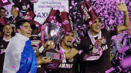 Miguel, figura en el título de Lanús en 2016, 4-0 sobre San Lorenzo en el Monumnetal; junto con él, sus compatriotas Víctor Ayala y Gustavo Gómez