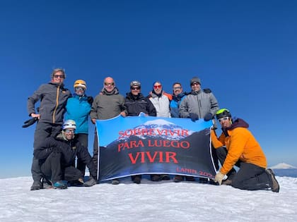 Miguel, junto a sus amigos, logró hacer cumbre en el volcán Lanín, en la provincia de Neuquén y allí, desplegaron una bandera con el mensaje: “Sobrevivir para luego vivir”.