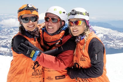 Miguel junto a Virginia y Sol tras alcanzar la cumbre.