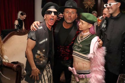 Miguel Larreta, Gaby Álvarez y Florencia Macri, como una "pink militar"