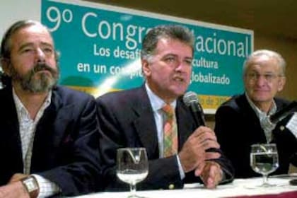 Bernardo Cané (en el centro), expresidente del Senasa: "Fue un gran papelón internacional que hubiera aftosa y aun más que se ocultara”