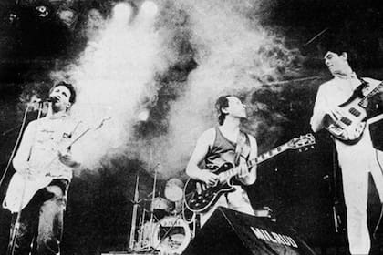 Miguel Mateos/Zas en el Estadio Obras Sanitarias, en 1984. Mateos revela que el productor le pidió una canción más para el disco, "una balada al estilo de las de Elton John"