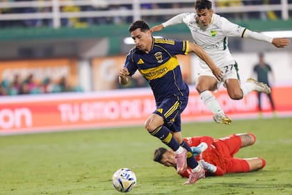 Miguel Merentiel deja atrás al arquero Cristopher Fermarín y Elías Pereyra y se apresta a cerrar la goleada; el uruguayo no celebró, por su pasado en el Halcón.