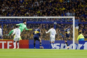 Boca golpeó rápido a Cruzeiro con un tiro libre de Paredes que empujó Merentiel en la Bombonera