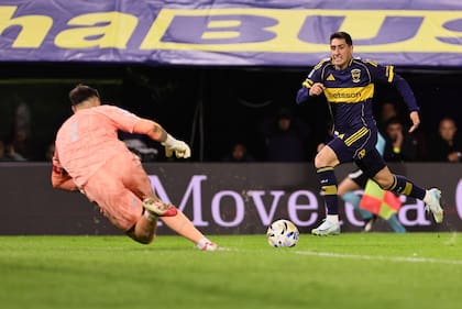 Miguel Merentiel sigue con la mira torcida: desperdició tres chances claras y Boca terminó sufriéndolo.