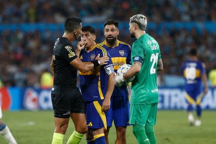 Miguel Merentiel y Milton Giménez le protestan a Yale Falcón Pérez