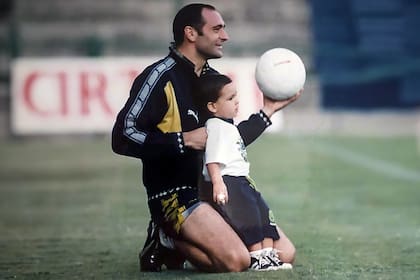 Miguel Merino y Mikel Merino, en una imagen de largos años atrás, siempre unidos por el fútbol; 32 años luego, el hijo hizo lo mismo que el padre en el mismo lugar, con el mismo festejo, ante el mismo relator...