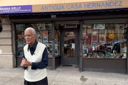 Miguel "Mike" Amadeo es dueño de la tienda de música latina más antigua de Nueva York