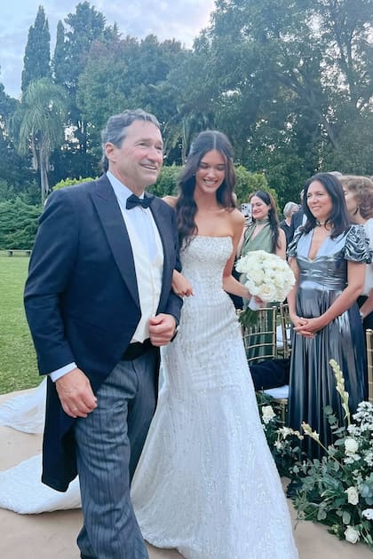 Miguel "Mike" Reynal del brazo de su hija. Él es hijo de otro Miguel Reynal (el creador de la Fundación Vida Silvestre Argentina, quien murió en 2020) y de Alexandra Hufty.