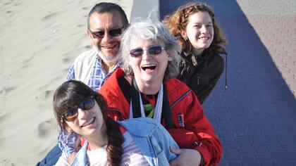 Miguel, Milagros, Margarita y Florencia en la costanera de Rada Tilly, Provincia de Chubut
