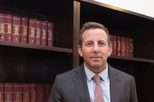 Fue denunciado por usar citas falsas con IA en un libro, pero está tercero en un concurso para ser camarista federal