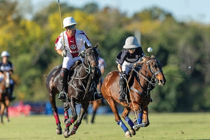 Miguel Novillo Astrada, con los colores de La Aguada, busca quitarle la bocha a a Félix Pieres, de Ellerstina.