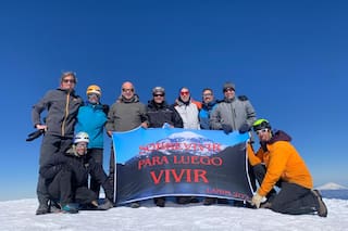 Dos semanas después de recibir quimioterapia subió a la cumbre Lanín para difundir un mensaje