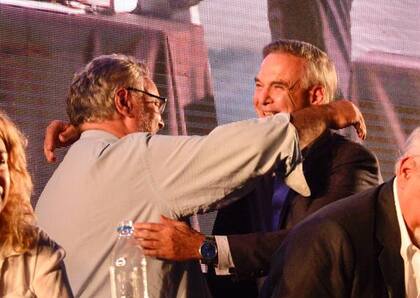 Miguel Pichetto abraza a Joaquín de la Torre