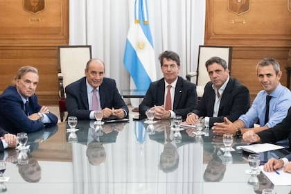 Miguel Pichetto, Guillermo Francos, Nicolás Posse, Lisandro Catalán y Martín Menem, durante la negociación por la Ley Bases