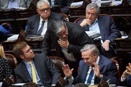 Miguel Pichetto y Nicolás Massot, de Encuentro Federal, firmaron el proyecto de Michel; en la foto se los ve conversando con Germán Martínez, el titular del bloque UP