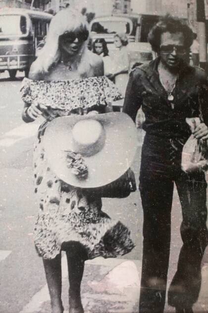 Miguel Romano junto a Susana, su gran amiga desde hace cincuenta años. “Fue un día cualquiera, caminando por la avenida Santa Fe”.