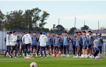 Miguel Russo, al frente del plantel de Boca; el entrenador está en el lugar al que siempre quiso volver; ahora, el desafío será el Mundial de Clubes