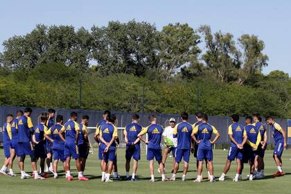 Miguel Russo charla con el plantel de Boca, que se prepara: el domingo, otro superclásico.