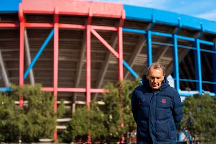 Miguel Russo, con el Nuevo Gasómetro de postal