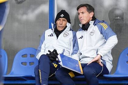Miguel Russo y su ayudante, Claudio Úbeda, durante uno de los ensayos de Boca