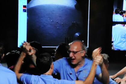Miguel San Martín celebra la llegada de Curiosity a Marte, que refleja la primera fotografía que llegó a la NASA