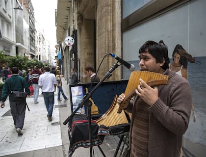 El grupo Equilibruja y el malabarista Germán Welchi, en el microcentro