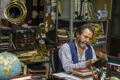 Miguel sostiene la librería con dedicación