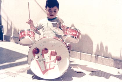 Miguel toca desde los 3 años. “Un día cayó con sus padres para tomar clases: ‘Hola, soy Miguel Tomasín, un gran baterista famoso’”