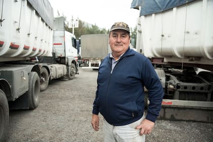 Miguel, un transportista de Gualeguaychu, Entre Ríos, mientras esperaba para poder descargar en la planta de General Lagos 