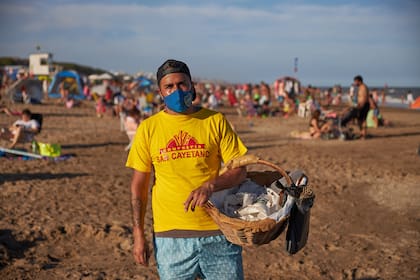 Miguel, un vendedor ambulante que trabaja para churrería San Cayetano