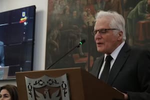 El padre de Miguel Uribe Turbay, el senador asesinado en Colombia, lo reemplazará como candidato presidencial