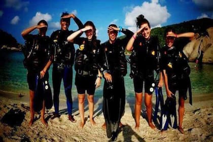 Miguel Villar junto a un grupo de buceo en Koh Tao, Tailandia