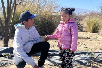 Miguel y Aurora se encargan de revisar la huerta, regar y darle de comer a los animales