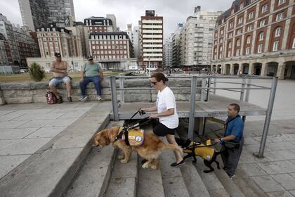 Miguel y María Sol junto a sus perros, Anubis y Canela; los lazarillos se convierten en los ojos de sus dueños y se enfrentan a todo tipo de barreras