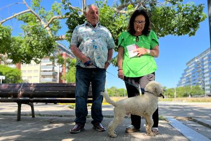 Miguel y Mirta se reparten las tareas de cuidado de Terri. El lo baña y saca a pasear y ella se ocupa de la alimentación y de las vacunas