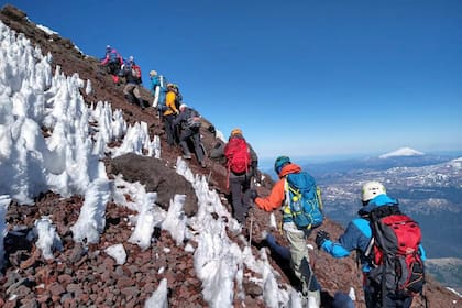 Miguel y sus compañeros de aventura, en plena escalada