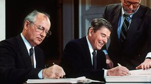 Mikhail Gorbachov y Ronald Reagan, en la firma de uno de sus acuerdos