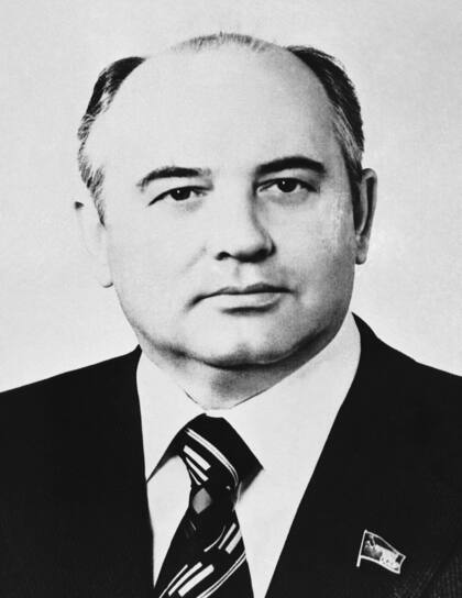 Mijail Gorbachov posa para una foto, el martes 21 de octubre de 1980


